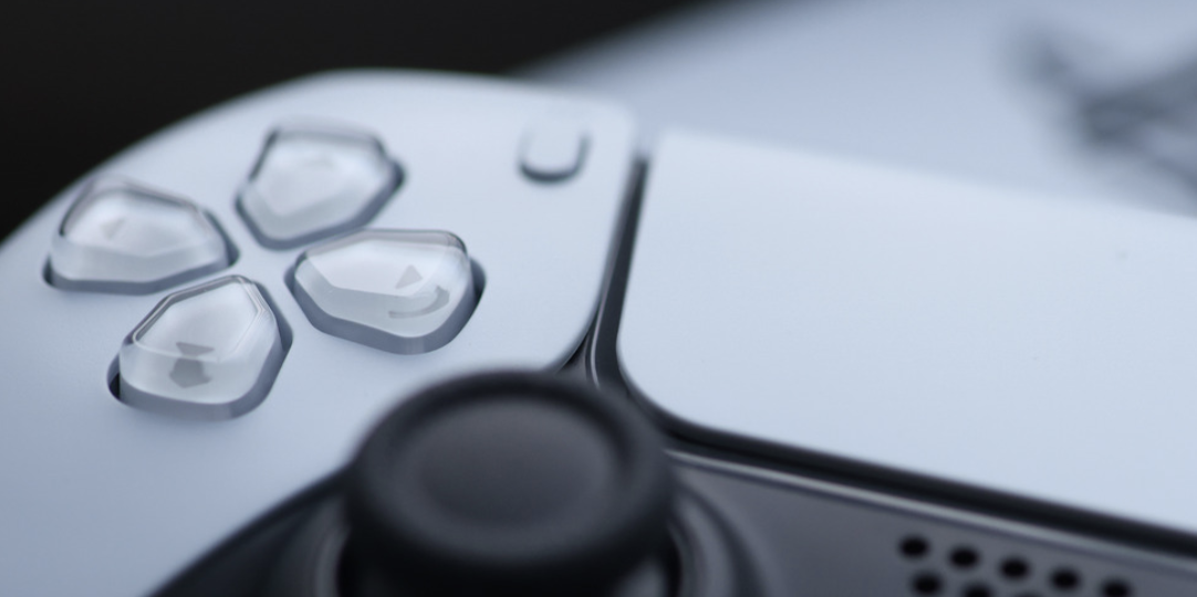 Sony lanza controlador de PlayStation con características de accesibilidad para gamers discapacitados. ¡Jugando con determinación y superando la discapacidad!