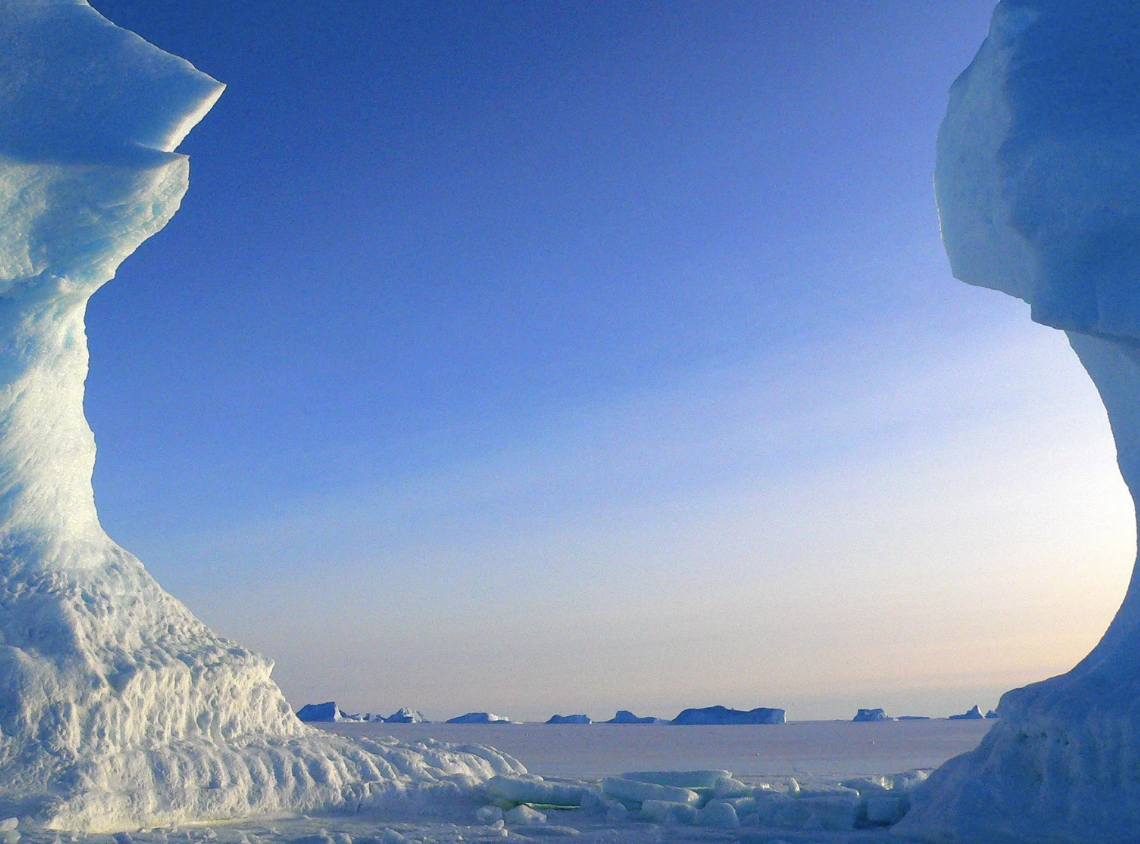 Después de más de 30 años en el fondo del mar, el iceberg más grande del mundo se libera.