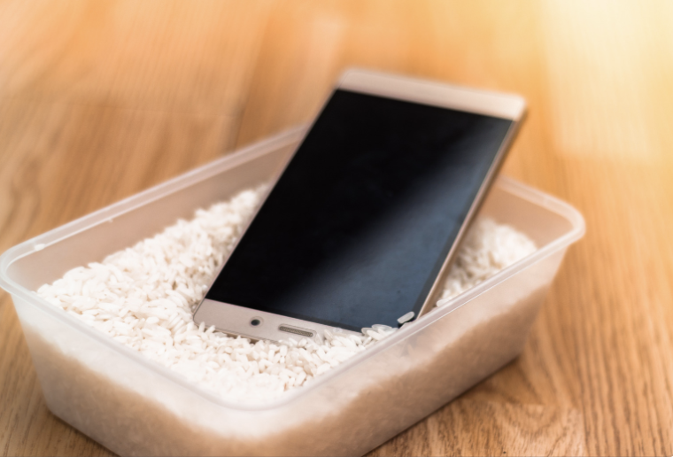 Evita usar arroz para secar tu iPhone, advierte Apple: Sigue estas instrucciones adecuadas.
